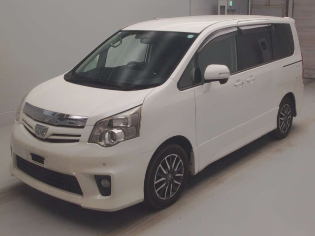 TOYOTA NOAH 2010