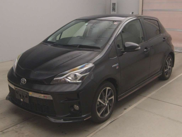 TOYOTA VITZ 2017