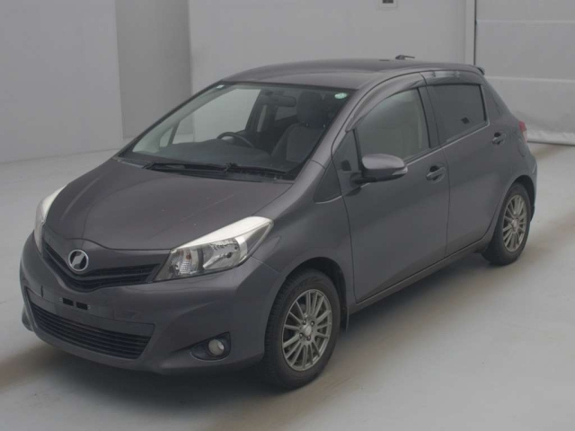 TOYOTA VITZ 2011