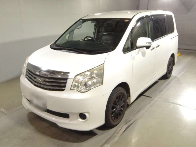 TOYOTA NOAH 2013