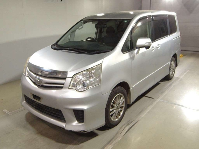 TOYOTA NOAH 2011
