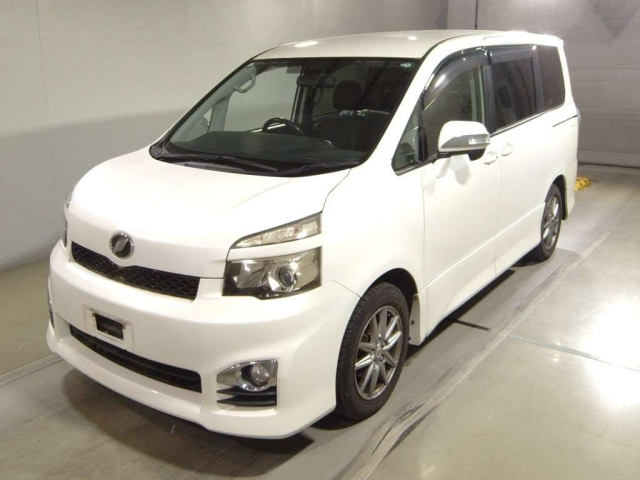 TOYOTA VOXY 2010