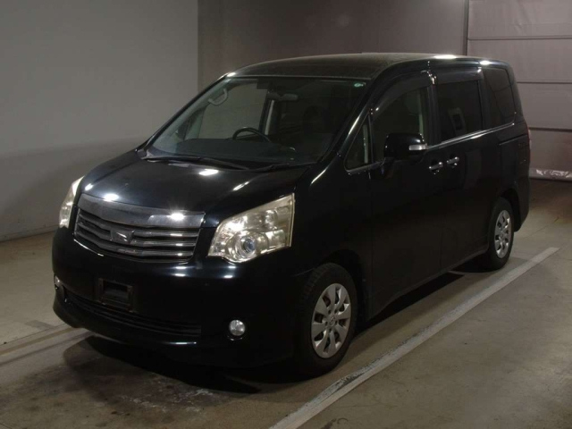 TOYOTA NOAH 2013
