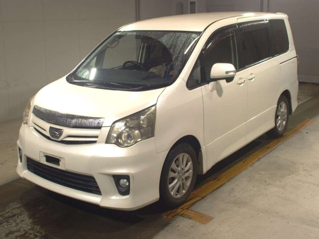 TOYOTA NOAH 2010