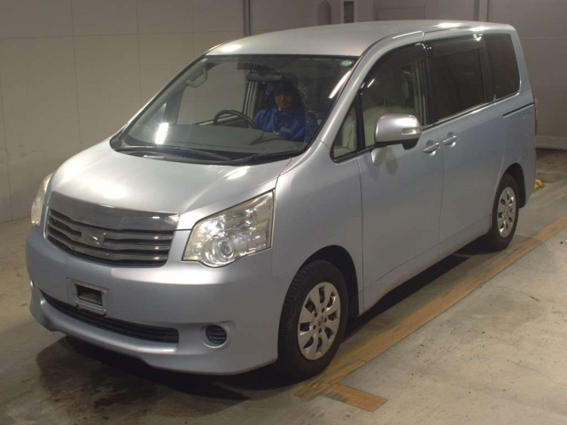 TOYOTA NOAH 2010