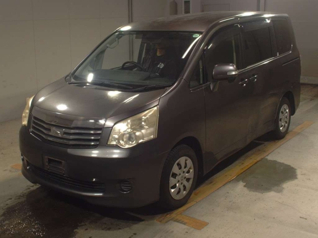 TOYOTA NOAH 2010