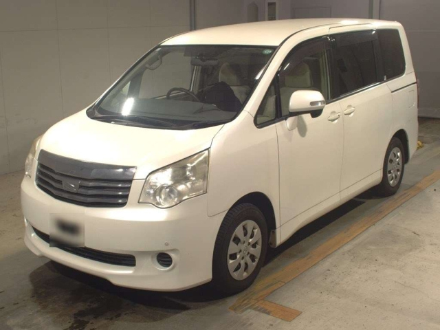TOYOTA NOAH 2013