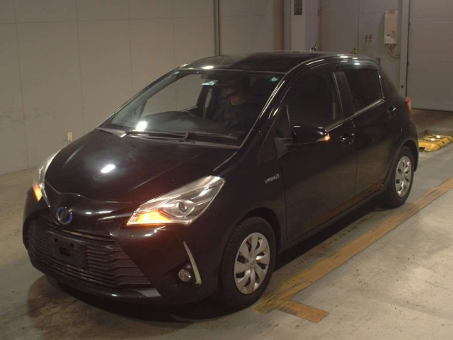 TOYOTA VITZ 2017