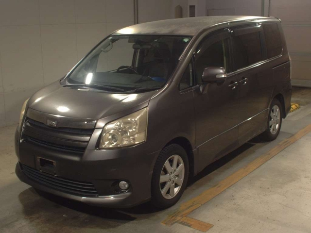 TOYOTA NOAH 2010