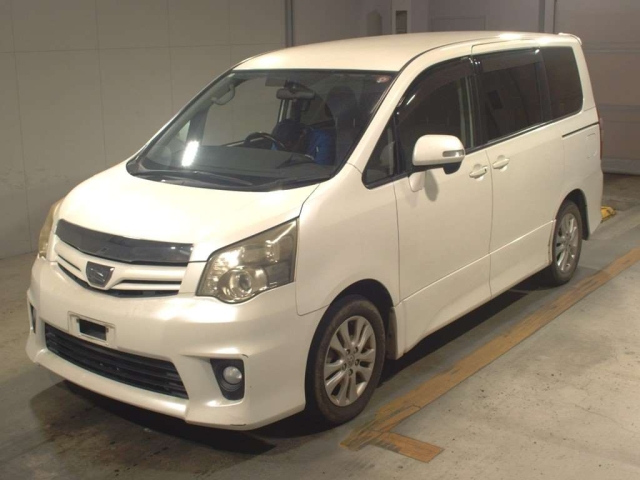 TOYOTA NOAH 2010