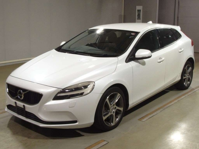 VOLVO V40 2016