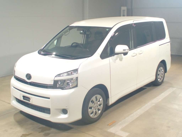 TOYOTA VOXY 2010