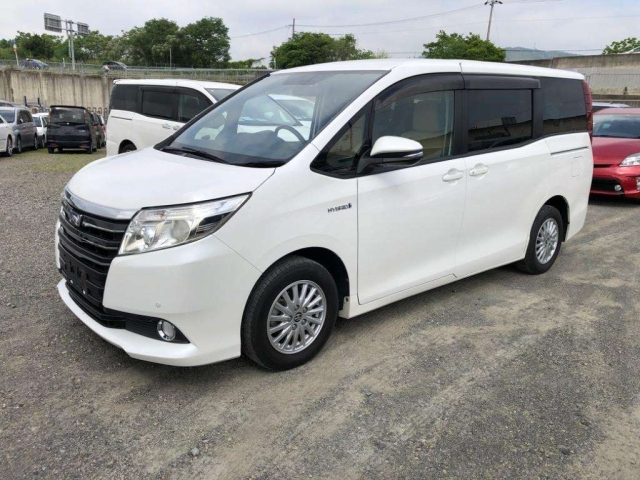 TOYOTA NOAH 2014