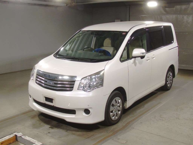 TOYOTA NOAH 2010