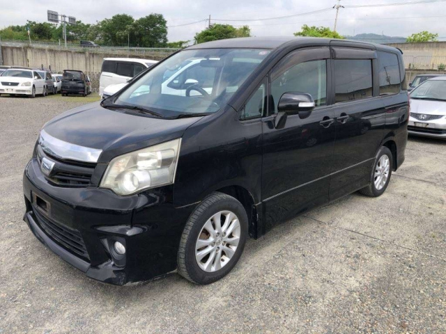 TOYOTA NOAH 2010