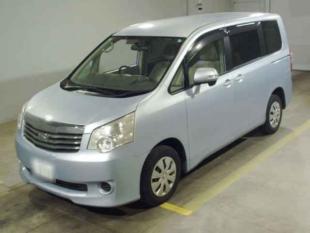 TOYOTA NOAH 2011