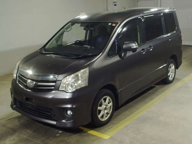 TOYOTA NOAH 2013