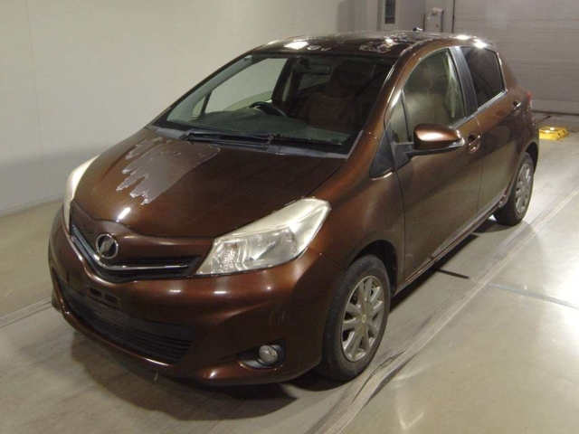 TOYOTA VITZ 2013