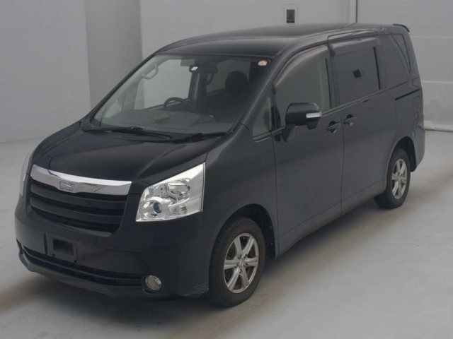 TOYOTA NOAH 2010