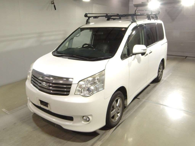 TOYOTA NOAH 2013
