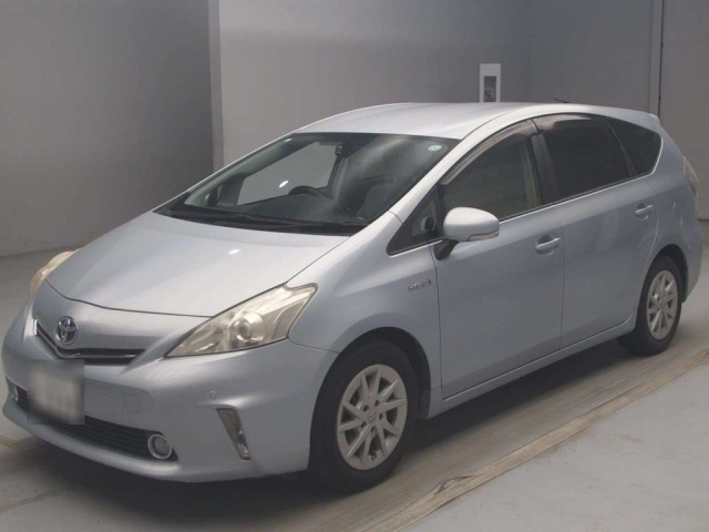 TOYOTA PRIUS ALPHA 2013