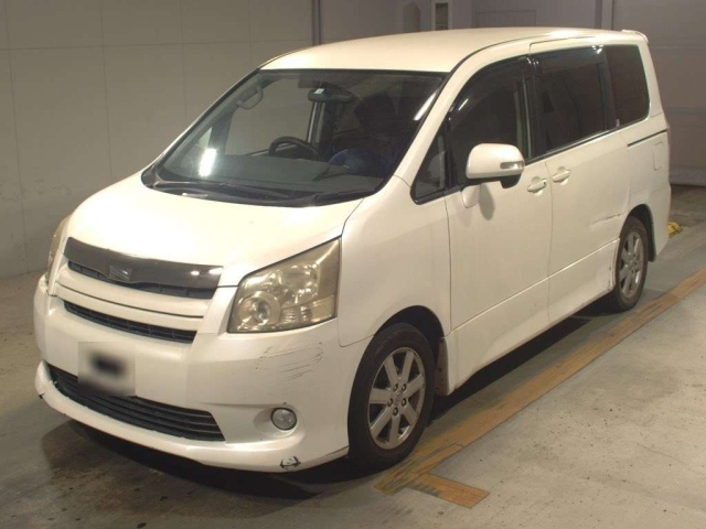TOYOTA NOAH 2010