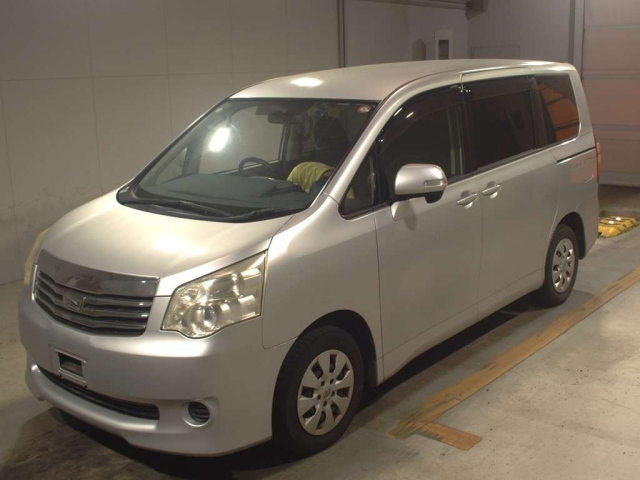 TOYOTA NOAH 2011