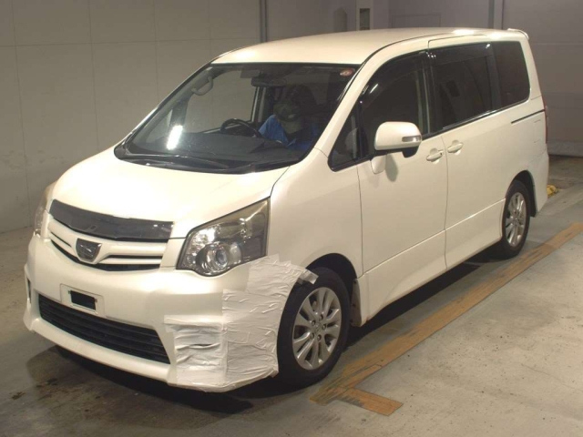 TOYOTA NOAH 2010