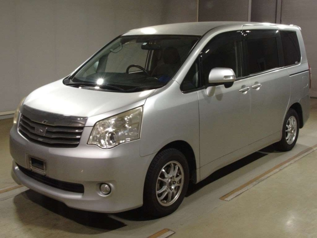 TOYOTA NOAH 2010