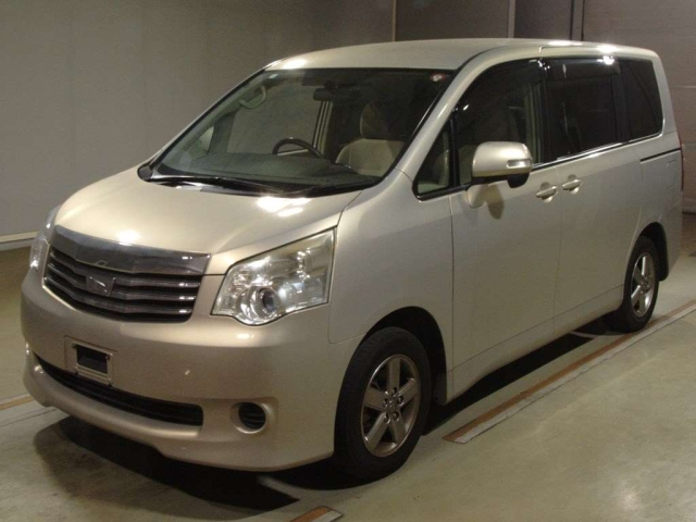 TOYOTA NOAH 2010