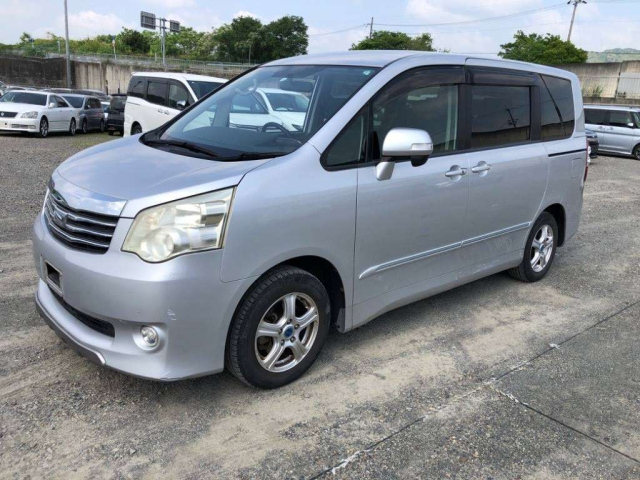 TOYOTA NOAH