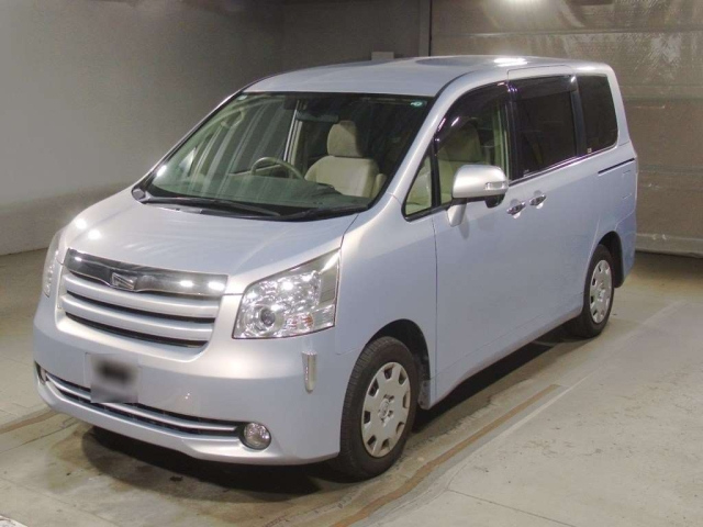 TOYOTA NOAH 2010