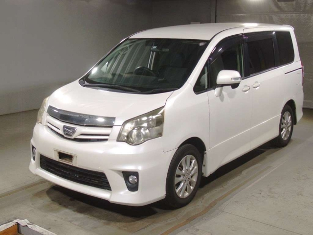 TOYOTA NOAH 2010