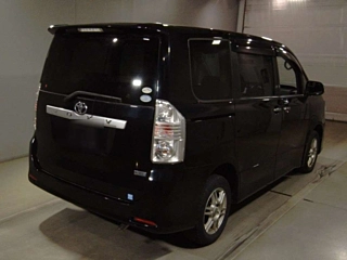 TOYOTA VOXY 2010
