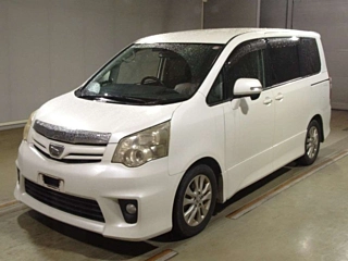 TOYOTA NOAH 2010