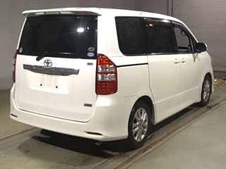 TOYOTA NOAH 2010
