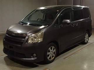 TOYOTA NOAH 2010