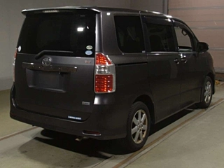 TOYOTA NOAH 2010