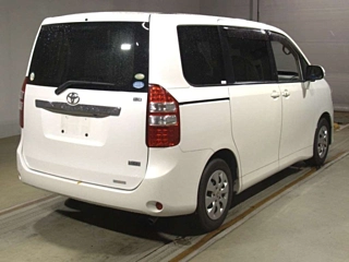 TOYOTA NOAH 2010