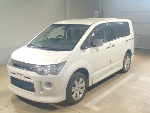 MITSUBISHI DELICA D5 2011