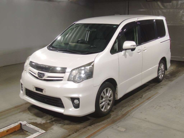 TOYOTA NOAH 2010