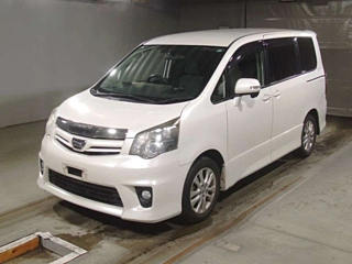 TOYOTA NOAH 2010
