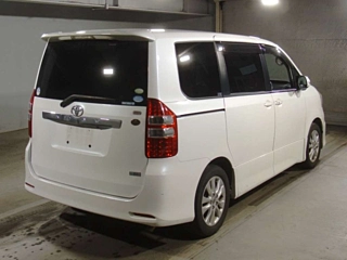 TOYOTA NOAH 2010