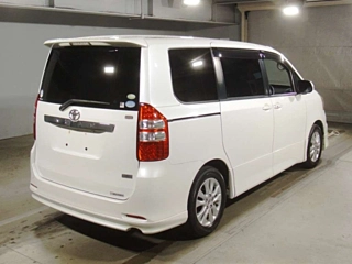 TOYOTA NOAH 2010