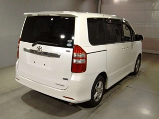 TOYOTA NOAH 2011