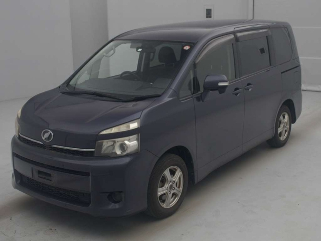 TOYOTA VOXY 2010