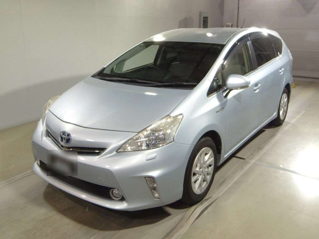 TOYOTA PRIUS ALPHA 2013
