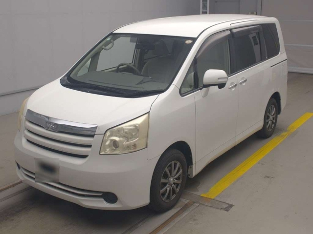 TOYOTA NOAH 2010