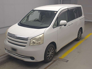 TOYOTA NOAH 2010