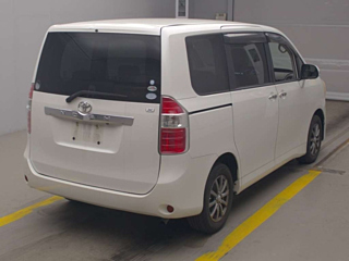 TOYOTA NOAH 2010